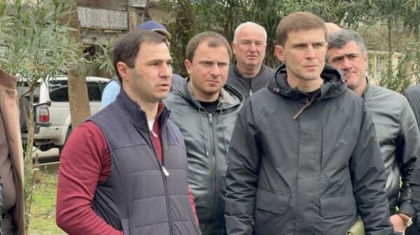 Тимур Агрба провел пешую инспекцию по улицам Сухума - Sputnik Абхазия