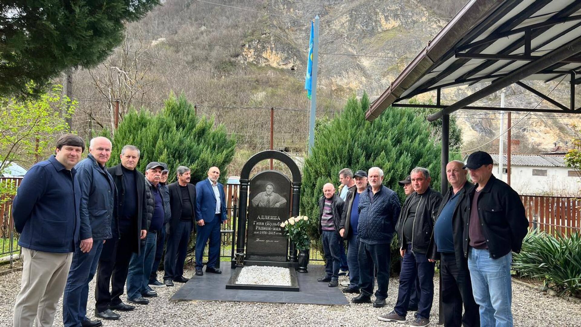 Марттәи ажәылараҿы иҭахаз Александр Белиаки Витали Вольфи рмемориалтә ӷәқәа Гәымсҭатәи ацҳаҿы иқәдыргылеит - Sputnik Абхазия, 1920, 29.03.2026