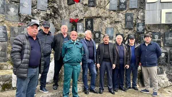 Марттәи ажәылараҿы иҭахаз Александр Белиаки Витали Вольфи рмемориалтә ӷәқәа Гәымсҭатәи ацҳаҿы иқәдыргылеит - Sputnik Аҧсны