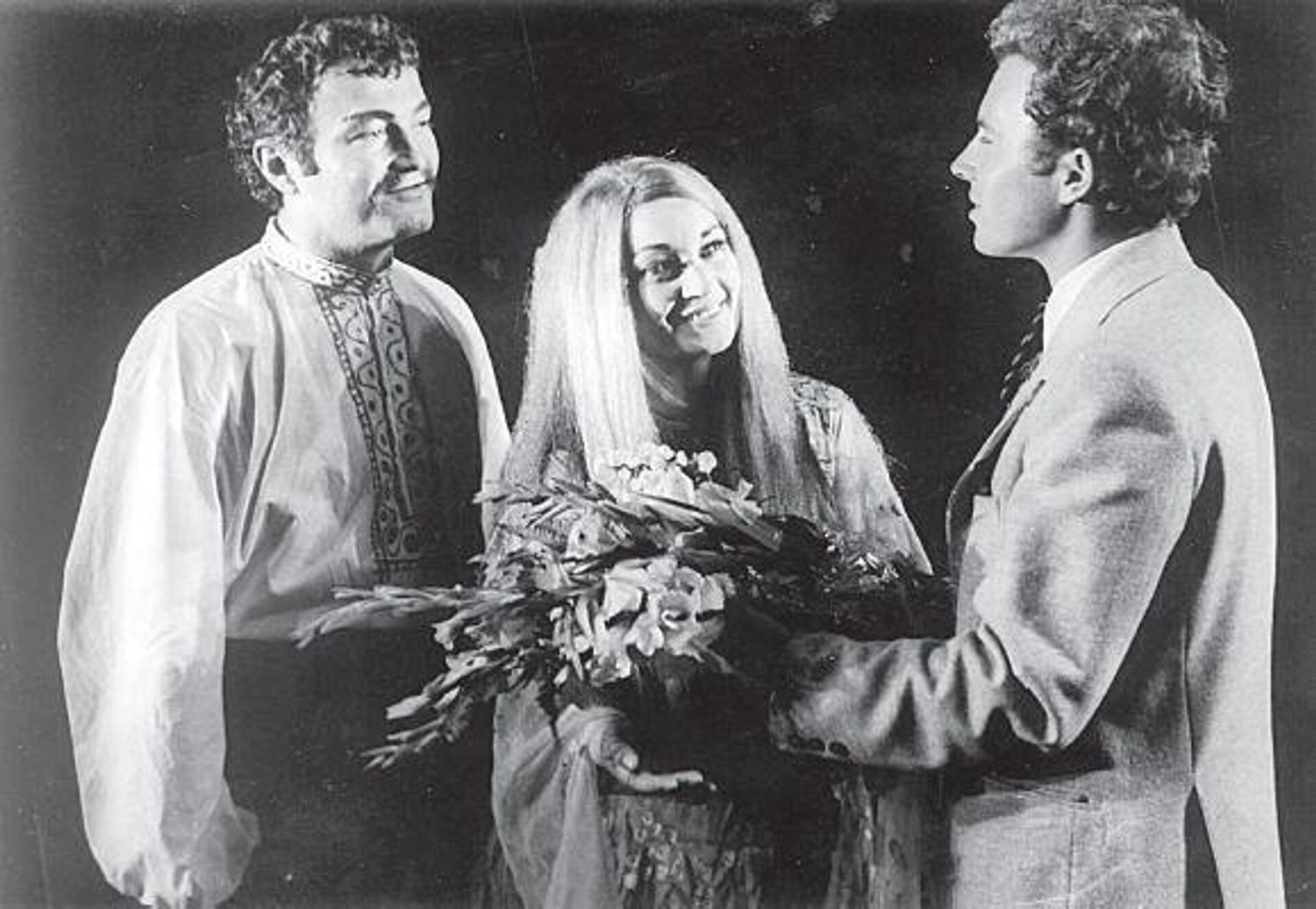 Л. Украинка Лесная песня.
Встреча двух Лукашей. Ш. Гицба – Лукаш, С. Дбар – Мавка,
В. Грицяк, актер Тернопольского драмтеатра. 1972 г. - Sputnik Аҧсны, 1920, 01.04.2026