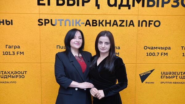 Ауаҩы игәалаҟазаара ашьҭыхраҿы акомедиа иалшои: аччара амш аҽны актиорцәа ҳрыҿцәажәоит - Sputnik Аҧсны