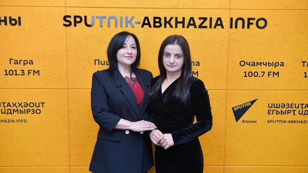 Ауаҩы игәалаҟазаара ашьҭыхраҿы акомедиа иалшои: аччара амш аҽны актиорцәа ҳрыҿцәажәоит
 - Sputnik Аҧсны