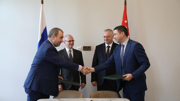 Соглашение о гуманитарном взаимодействии Абхазии с ПСБ подписали в аэропорту Сухума с участием президента Абхазии Бадры Гунбы и первого заместителя руководителя администрации президента России Сергея Кириенко - Sputnik Абхазия