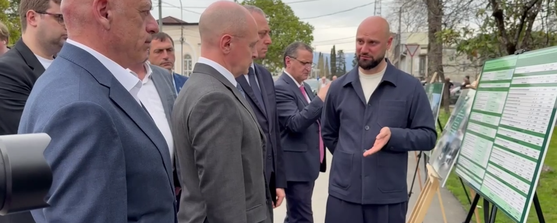 Бадра Гунба и Сергей Кириенко обсудили ход реконструкции улично-дорожной сети Бадра Гунба и Сергей Кириенко обсудили ход реконструкции улично-дорожной сети - Sputnik Абхазия, 1920, 02.04.2026