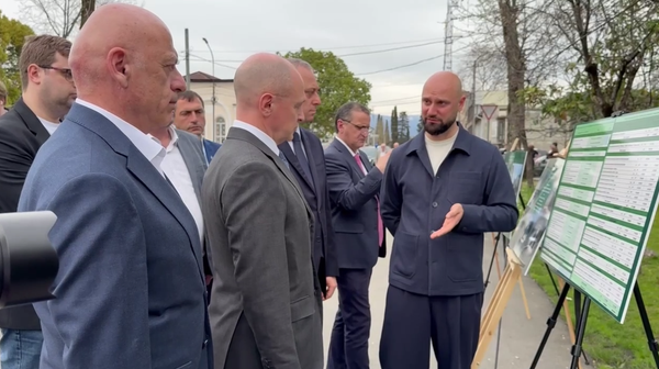 Бадра Гунба и Сергей Кириенко обсудили ход реконструкции улично-дорожной сети  - Sputnik Абхазия