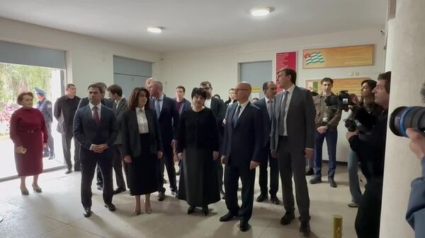 Сергей Кириенко посетил школу №5 имени Е - Sputnik Абхазия