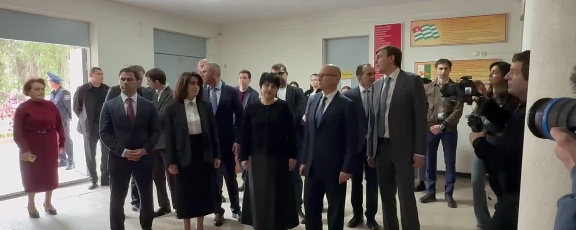 Сергей Кириенко посетил школу №5 имени Е - Sputnik Абхазия, 1920, 03.04.2026