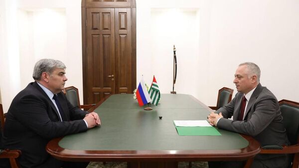 Глава КБР Казбек Коков на полях Международного экономического форума в Сухуме провел двустороннюю встречу с президентом Абхазии Бадрой Гунбой. - Sputnik Абхазия