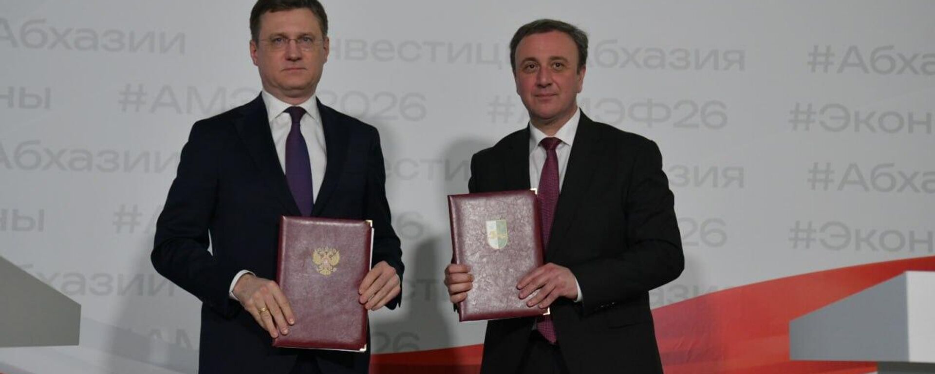 Аԥсны аԥыза-министр Владимир Делбеи Урыстәыла аиҳабыра рхантәаҩы ихаҭыԥуаҩ Александр Новаки Аԥсни Урыстәылеи рыбжьара асоциал-економикатә усеицуразы Аиҳабырабжьаратә комиссиа ацхантәаҩцәа ззықәшаҳаҭхаз ашәҟәы рнапы аҵарҩит - Sputnik Абхазия, 1920, 04.04.2026