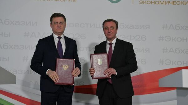 Аԥсны аԥыза-министр Владимир Делбеи Урыстәыла аиҳабыра рхантәаҩы ихаҭыԥуаҩ Александр Новаки Аԥсни Урыстәылеи рыбжьара асоциал-економикатә усеицуразы Аиҳабырабжьаратә комиссиа ацхантәаҩцәа ззықәшаҳаҭхаз ашәҟәы рнапы аҵарҩит - Sputnik Абхазия