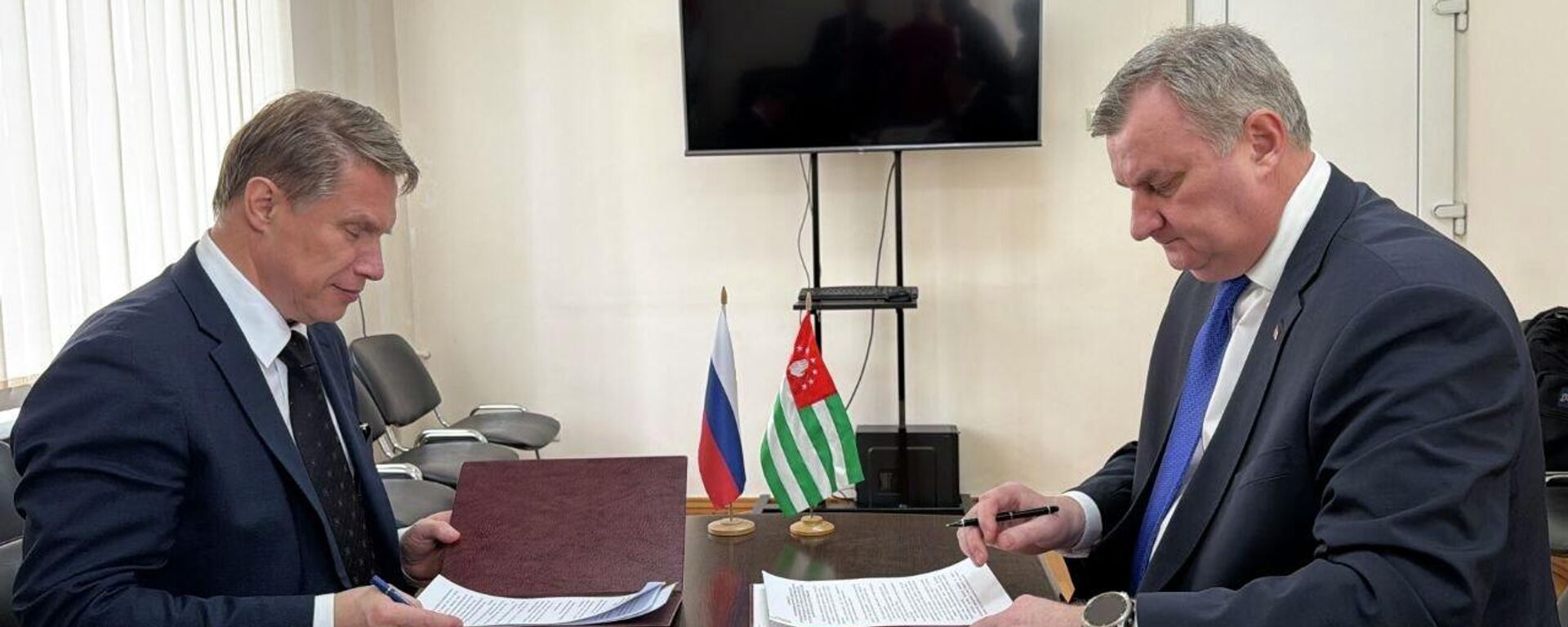 Меморандум о взаимопонимании подписали Эдуард Бутба и Михаил Мурашко. - Sputnik Абхазия, 1920, 04.04.2026