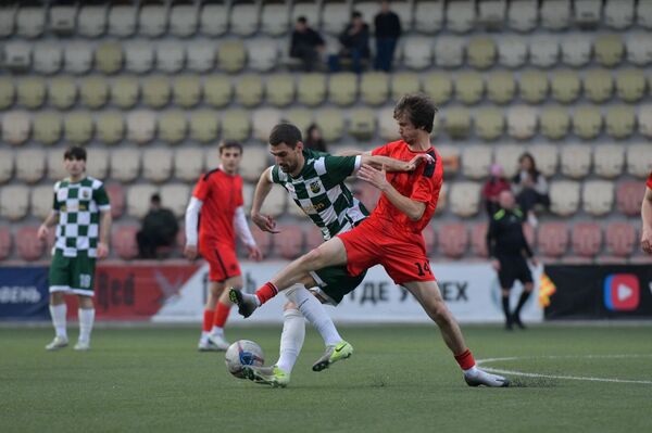 Однако "Нарт" отыгрался довольно быстро, уже на 25-й минуте Наур Цвинария сравнял счет 1:1 - Sputnik Абхазия