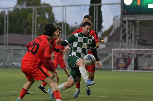 Дерби между "Бзаной" и "Нартом" завершилось победой кутолской команды 3:1 - Sputnik Абхазия