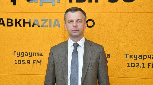 Параметры бюджета, зарплаты и инвестиции: Губаз о том, как и на чем зарабатывает Абхазия   - Sputnik Абхазия