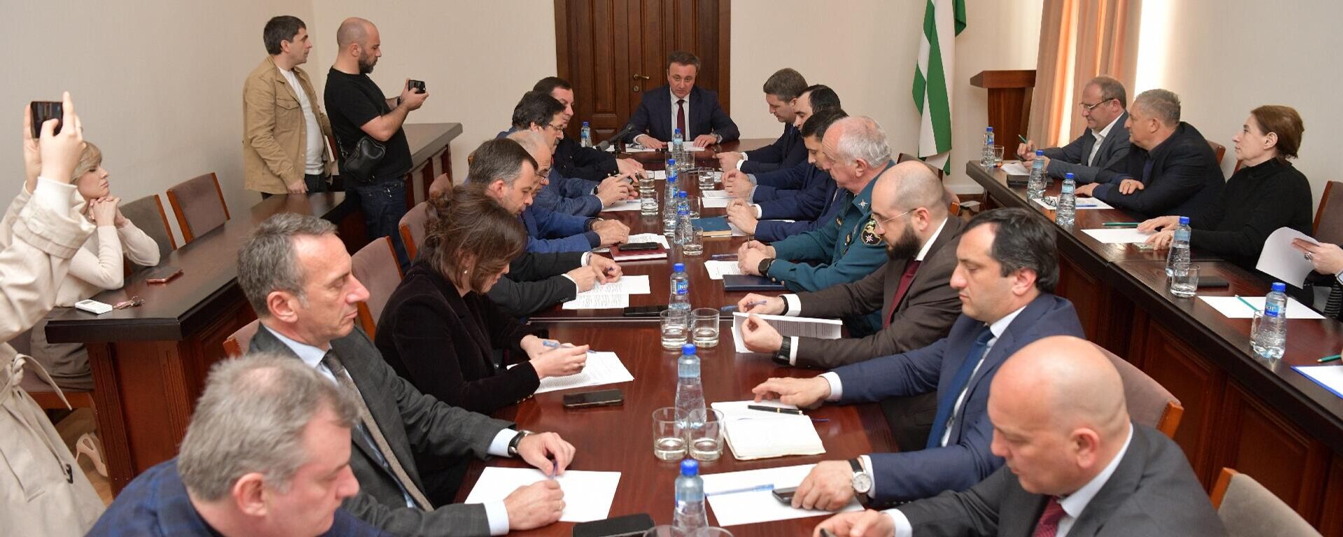 Совещание кабинета министров у премьер-министра по поручениям президента по резолюции ОП - Sputnik Абхазия, 1920, 07.04.2026