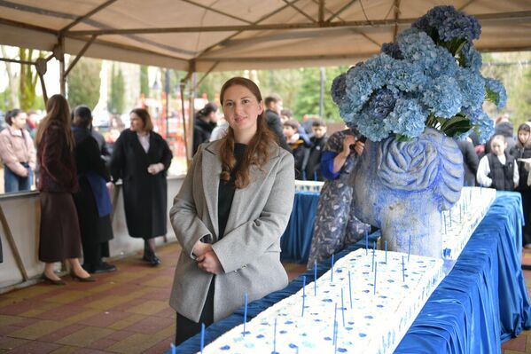 Еще одним праздничным сюрпризом стал десятиметровый "гортензиевый" торт - Sputnik Абхазия