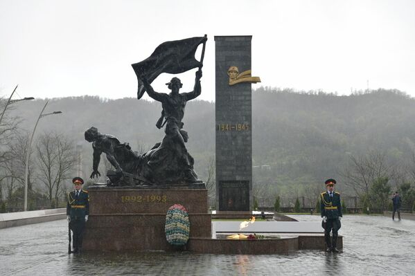 Были возложены цветы к памятникам Владиславу Ардзинба и погибшим в Отечественной войне народа Абхазии - Sputnik Абхазия