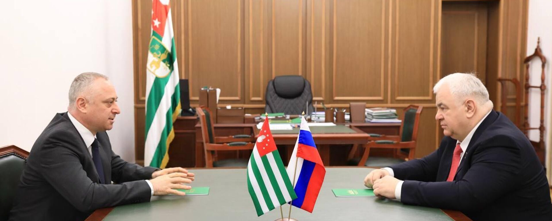 Вопросы сотрудничества обсудили Бадра Гунба и депутат Госдумы Казбек Тайсаев - Sputnik Абхазия, 1920, 10.04.2026