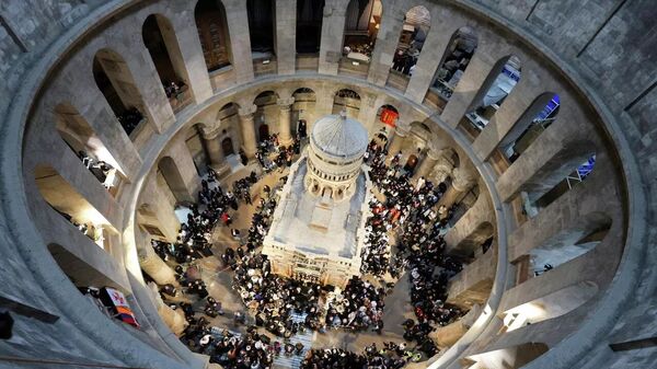 Благодатный огонь сошел в храме Гроба Господня в Иерусалиме. - Sputnik Абхазия