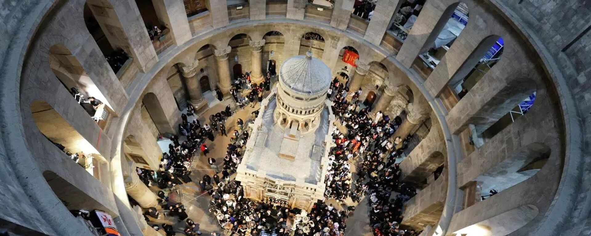 Благодатный огонь сошел в храме Гроба Господня в Иерусалиме. - Sputnik Абхазия, 1920, 11.04.2026