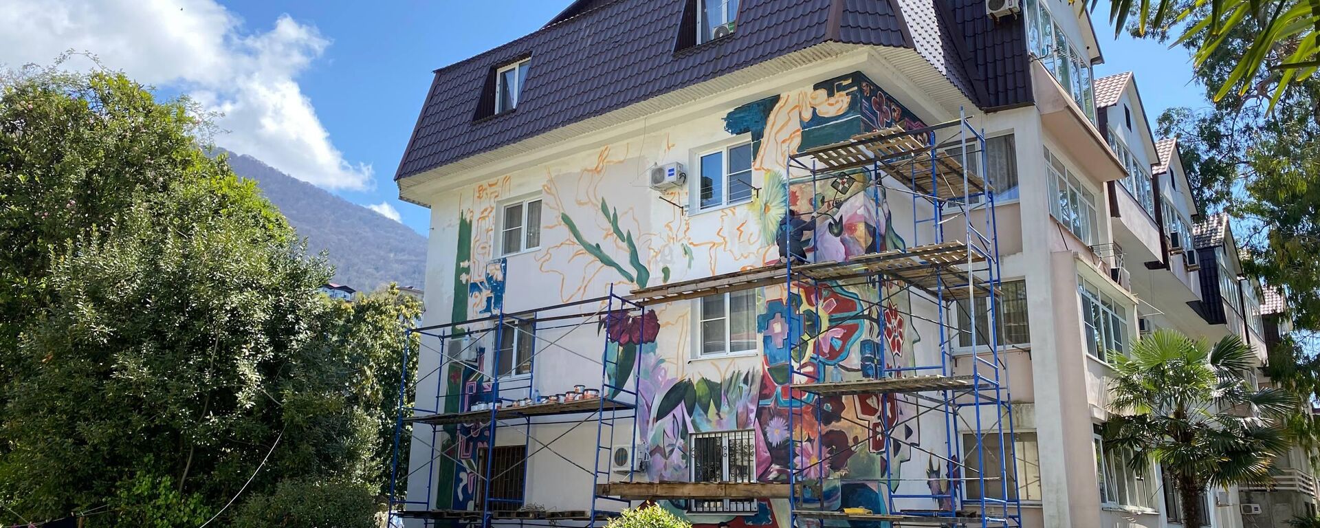 На фасадах зданий в Гагре начали воссоздавать картины, утраченные в пожаре Нацгалереи. - Sputnik Абхазия, 1920, 15.04.2026