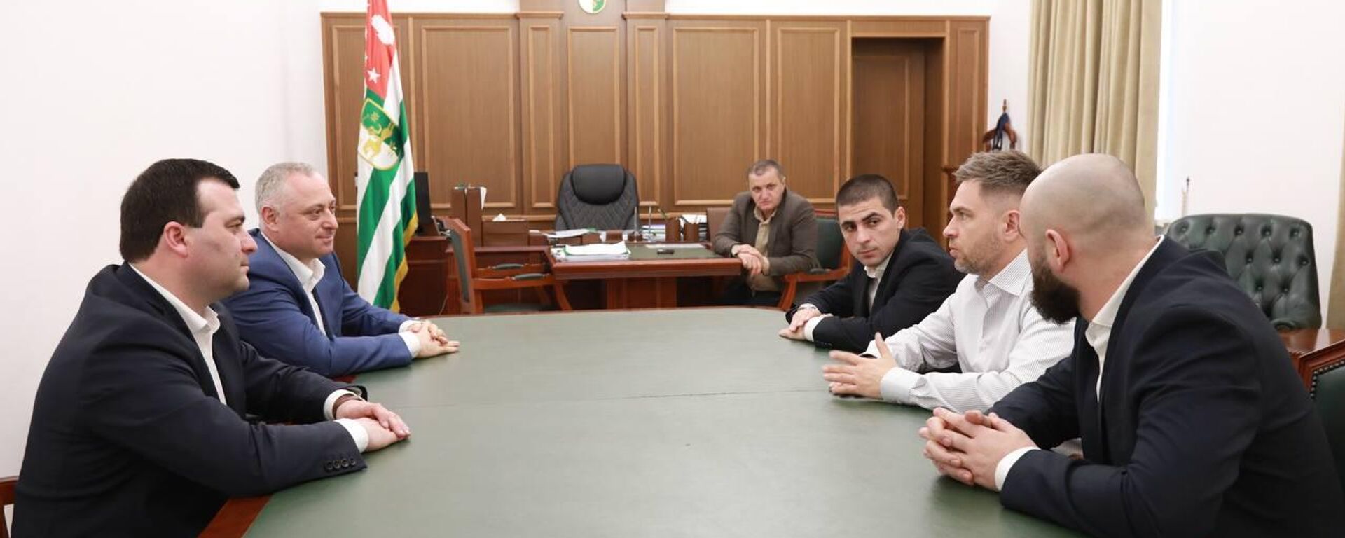 Бадра Гәынба ашьапылампыл азы Амедиалига ахада Николаи Осипови ААЛ атехникатә наԥхгаҩы Дмитри Кортааи дырԥылеит - Sputnik Абхазия, 1920, 15.04.2026