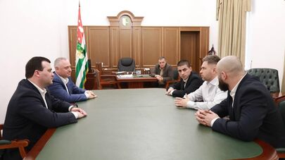 Бадра Гәынба ашьапылампыл азы Амедиалига ахада Николаи Осипови ААЛ атехникатә наԥхгаҩы Дмитри Кортааи дырԥылеит