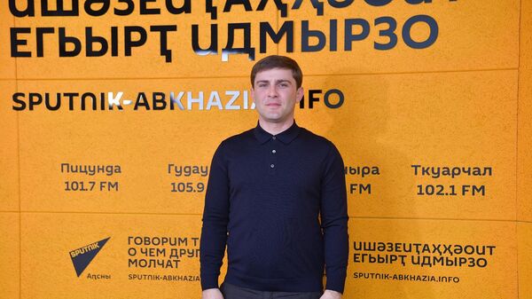 Столица в преддверии турсезона: благоустройство, озеленение , транспорт - Sputnik Абхазия