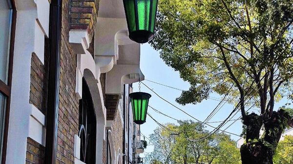 Исторические фонари установили на фасаде здания Союза художников Абхазии - Sputnik Абхазия