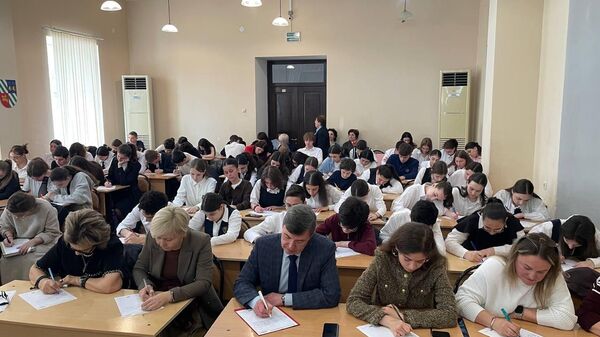 Тотальный диктант начался в Абхазии - Sputnik Абхазия