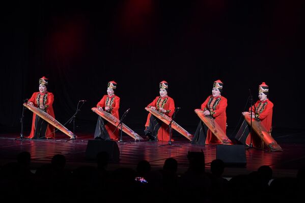 Представление началось с Мистерии Цам, которую исполняют в буддистских монастырях. - Sputnik Абхазия