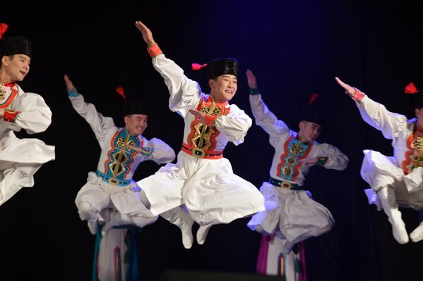 Артисты ансамбля показывали ловкость и гибкость на сцене. - Sputnik Абхазия