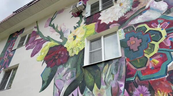 Две работы абхазских художников воссоздали на фасадах зданий в Гагре - Sputnik Абхазия