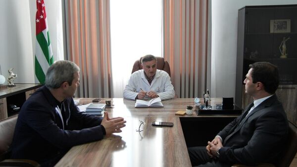 Сухумская инфекционная больница готова к курортному сезону и укомплектована специалистами, сообщил главе города Тимуру Агрба главврач Астамур Гуния.  - Sputnik Абхазия