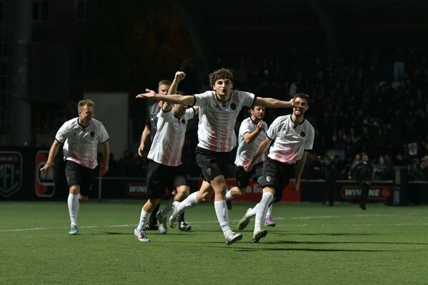 Аксентий Чалигава после своего гола ликует и делится радостью с болельщиками. - Sputnik Абхазия