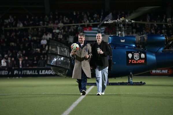 Главный футбольный атрибут на поле вынесла амбассадор ФК "Апсны" Эльвира Тодуа. - Sputnik Абхазия