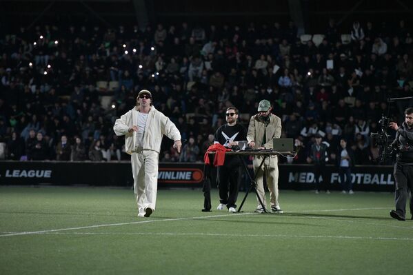 Перед трибунами, переполненными болельщиками, выступили абхазские танцевальные коллективы, BLIZKEY под аккомпанемент Shiri и Temo исполнил хиты "Горы" и "Азамат". - Sputnik Абхазия