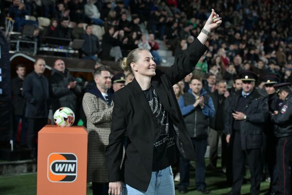 Эльвира Тодуа показывает, что любит и гордится своей командой. - Sputnik Абхазия