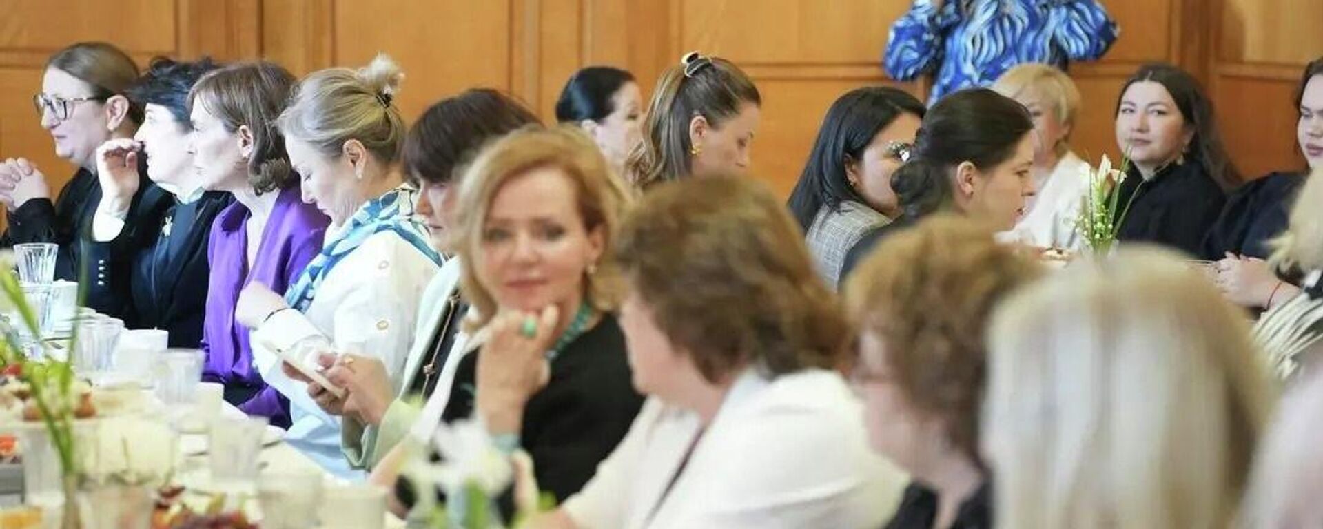 Первая леди Абхазии Ирма Хашиг провела деловой завтрак для участниц Международного форума деловых женщин. - Sputnik Абхазия, 1920, 25.04.2026