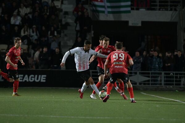 Аԥсны ахада Бадра Гәынбеи уи ихаҭыԥуаҩ Беслан Бигәааи аҟәатәи астадион аҿы Амедиалига абыжьбатәи асезон аартра иаҭааит. - Sputnik Аҧсны