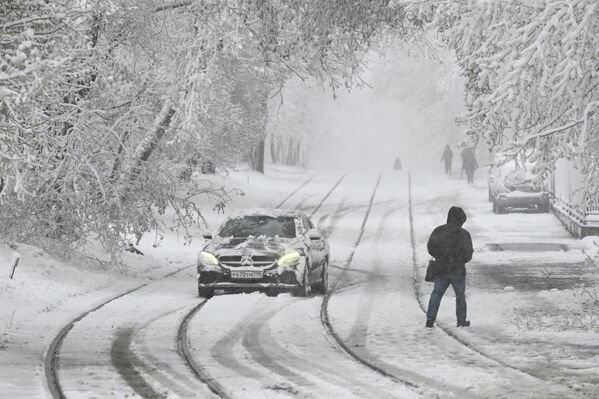 Граждан на дорогах просят строго соблюдать скоростной режим и дистанцию. - Sputnik Абхазия