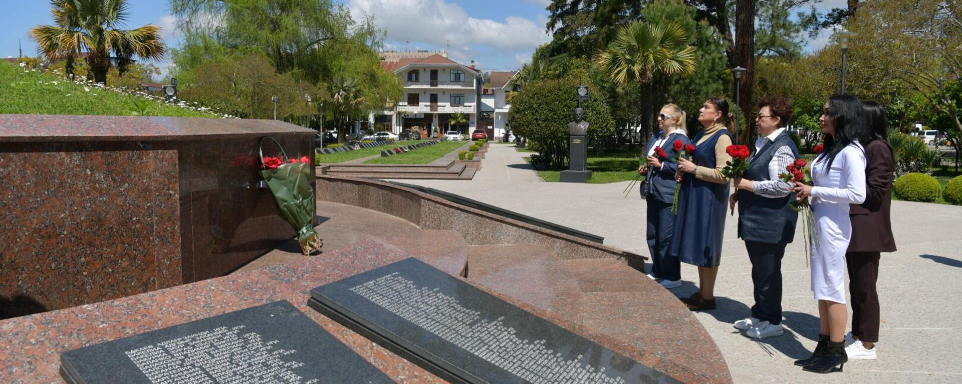 Участники организованного СЖА круглого стола почтили память защитников страны - Sputnik Абхазия, 1920, 28.04.2026