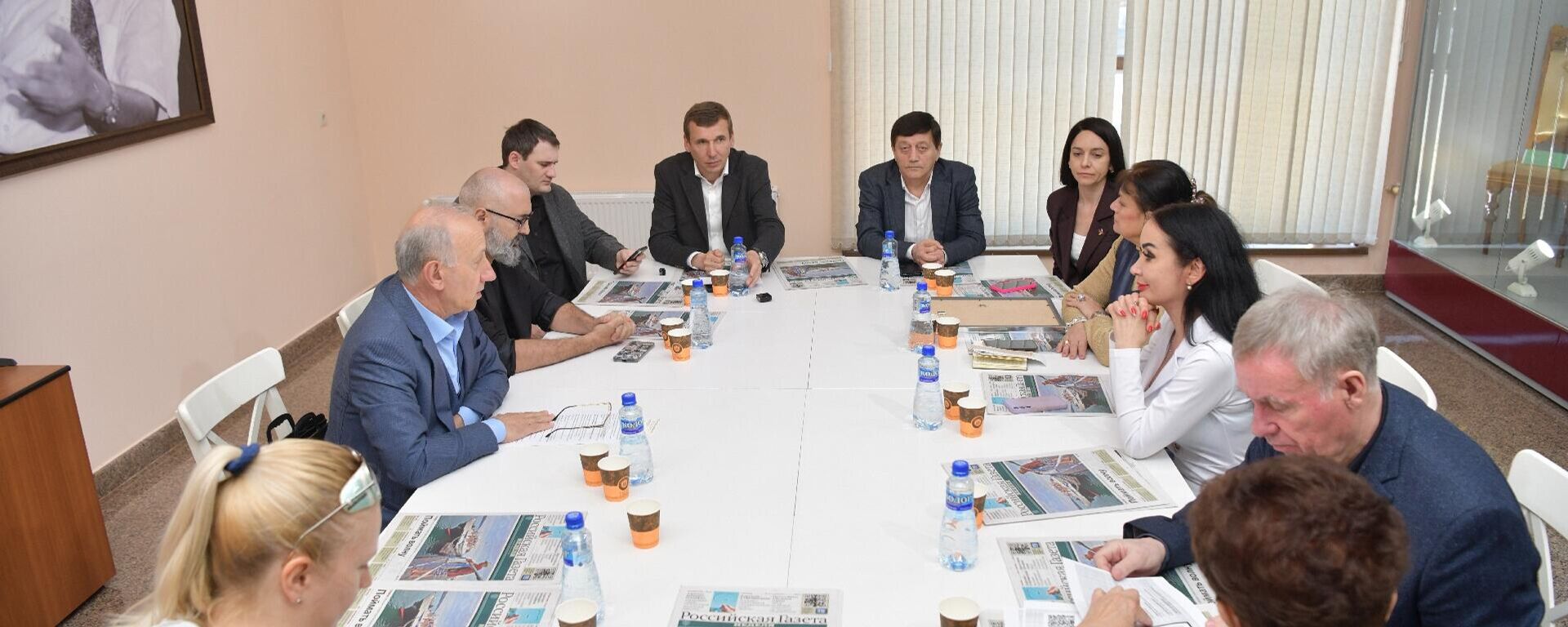 Круглый стол в Государственном музее боевой славы им. В. Г. Ардзинба Россия – Абхазия. Честный диалог  - Sputnik Абхазия, 1920, 28.04.2026