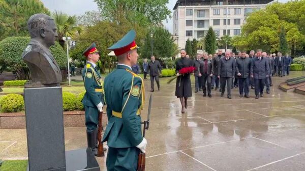 Церемония возложения цветов к бюсту Сергея Дбар прошла в Парке Славы в Сухуме. - Sputnik Аҧсны