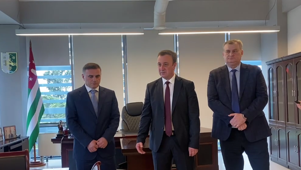 Владимир Делба представил коллективу Минздрава нового министра Астамура Гуния - Sputnik Абхазия