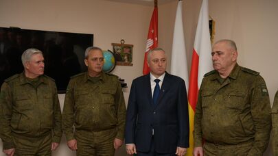 Бадра Гунба представил коллективу Министерства обороны нового министра Беслана Цвижба.