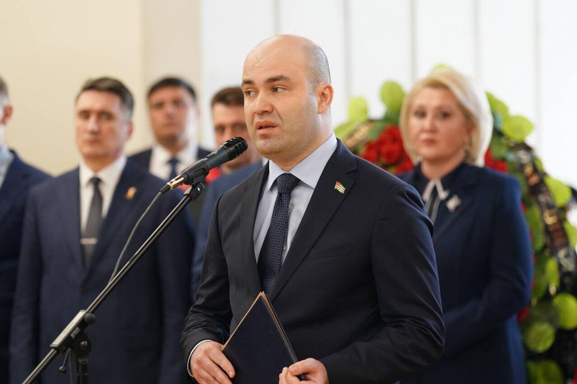 Лаша Ашәба Башкортосҭан Аҳәынҭқарратә Еизара ахантәаҩы Константин Толкачиов аҵыхәтәантәи имҩахь инаскьагара ацеремониа далахәын - Sputnik Аҧсны, 1920, 06.05.2026