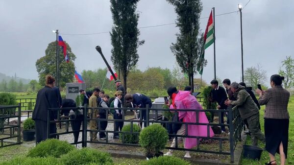 Ежегодная эколого-патриотическая акция Сад памяти в селе Агубедиа Ткуарчалского района - Sputnik Абхазия