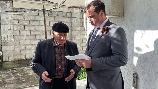 Ветерана Илью Христианова поздравили с 81-летием Победы в Великой Отечественной войне - Sputnik Абхазия
