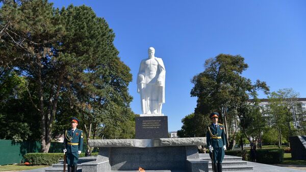 Акция Огонь памяти у памятника Неизвестному солдату на набережной Диоскуров в Сухуме - Sputnik Аҧсны